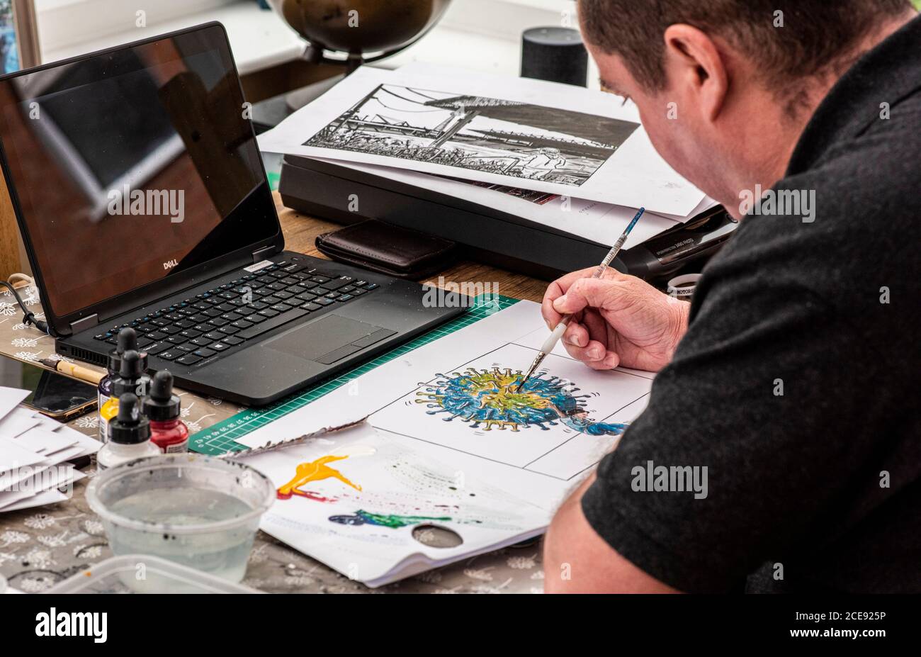 Artista de dibujos animados e ilustrador Graeme Bandeira trabajando en su estudio en casa. Foto de stock