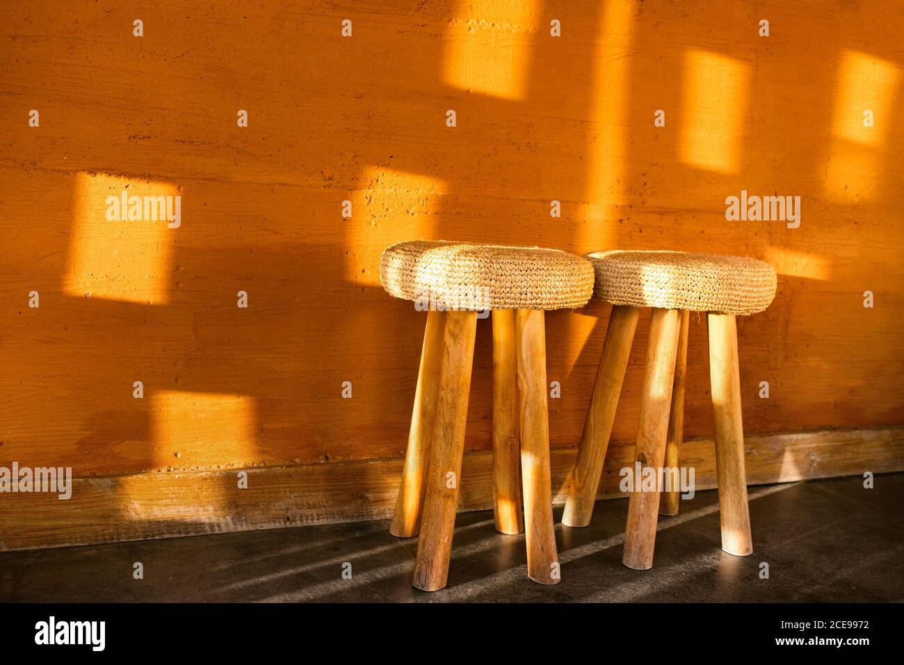 Paja decorativa hecha a mano sobre fondo de madera.