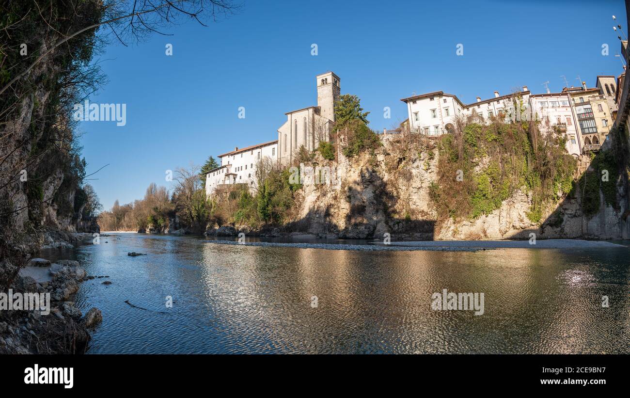 Vista de Cividale del Friuli y del río Natisone, provincia de Udine, Friuli Venecia Julia, Italia. Hermosa ciudad italiana, patrimonio mundial de la Unesco. Foto de stock