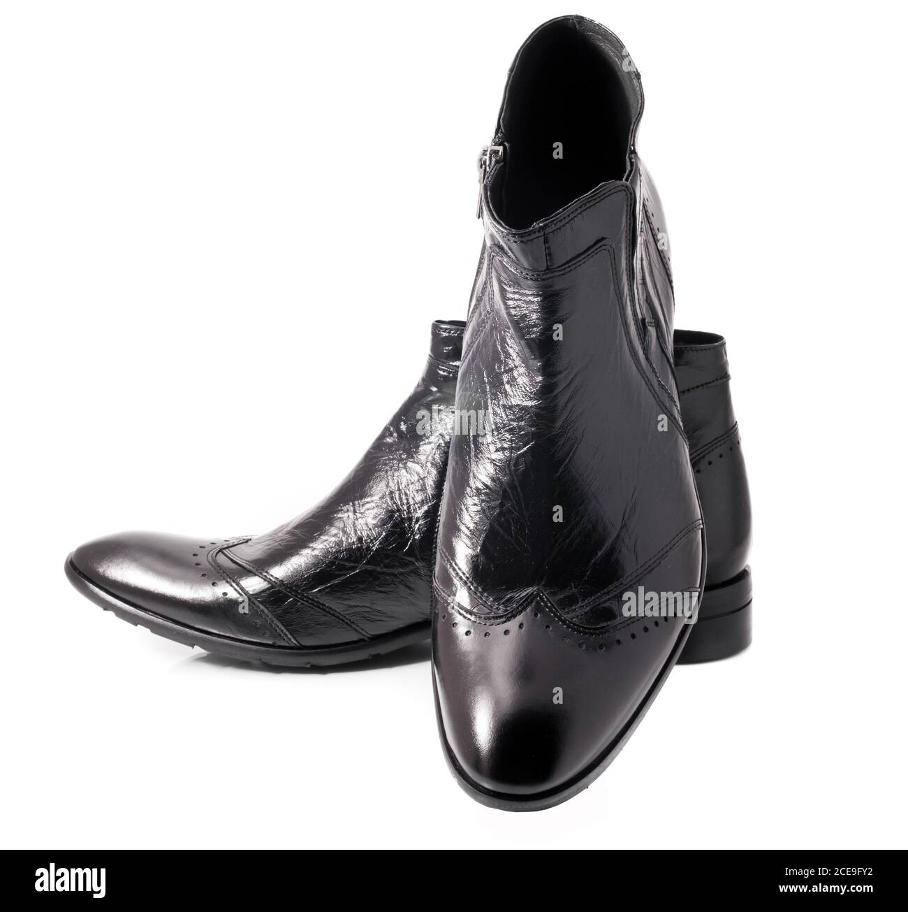 Par de botas negras de cuero para hombre sobre blanco Fotografía de stock -  Alamy