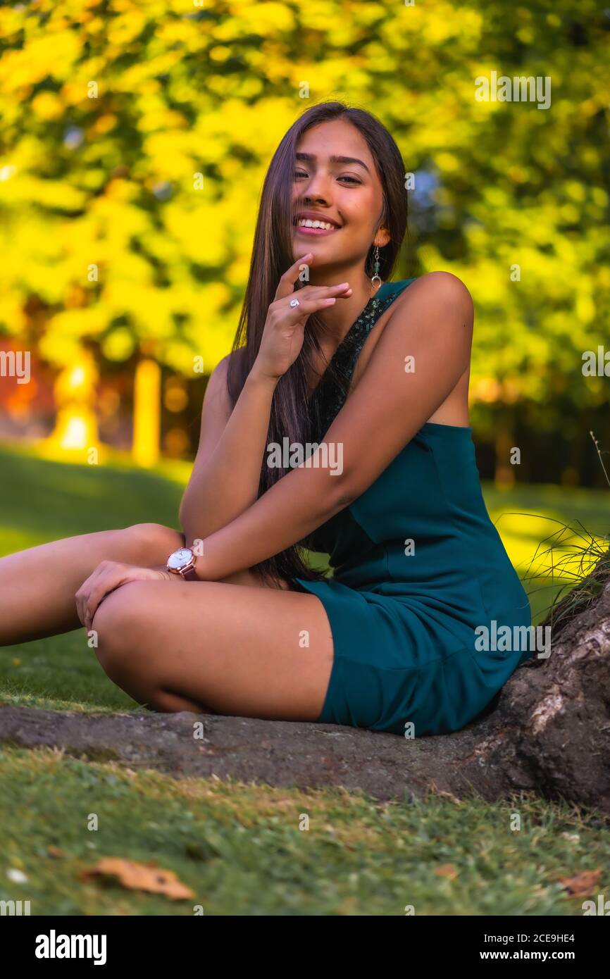 Joven morena latina con pelo largo y recto apoyado contra un árbol en un vestido verde Fotografía de stock - Alamy Joven morena latina con pelo largo y recto apoyado contra un árbol en un vestido verde Fotografía de stock - Alamy