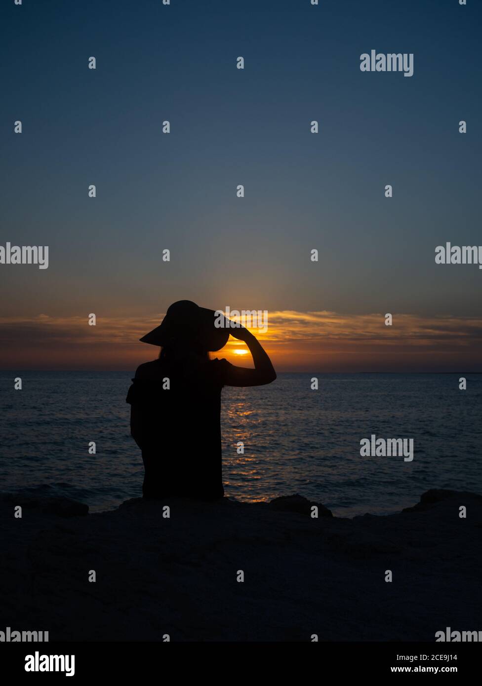 una hermosa puesta de sol de verano en la playa de es arutas, al oeste de cerdeña Foto de stock