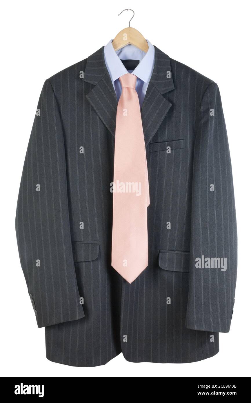 La vieja chaqueta a rayas y corbata rosa cuelgan en un percha Foto de stock