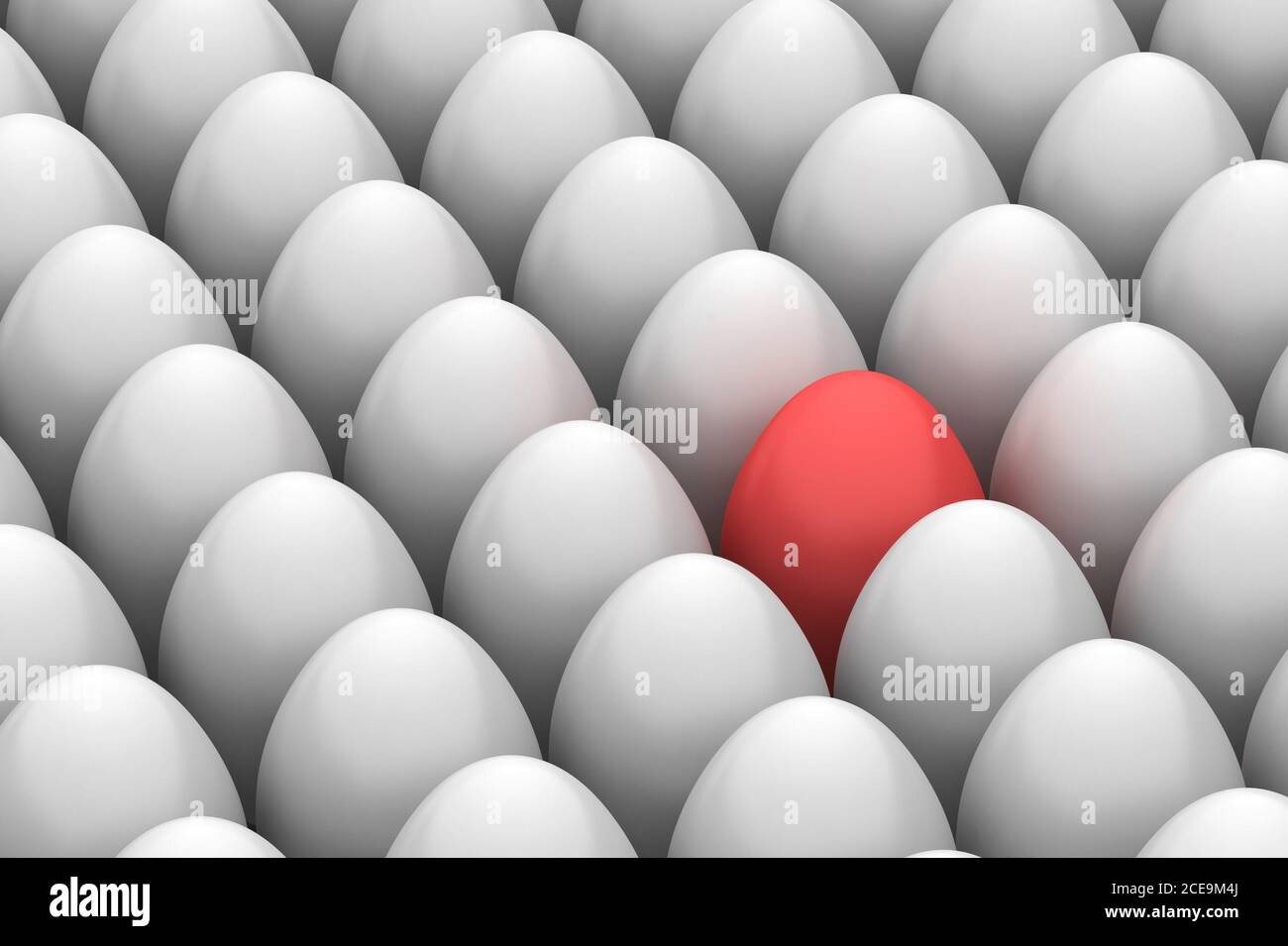 Huevo de pascua roja entre huevos blancos similares Foto de stock