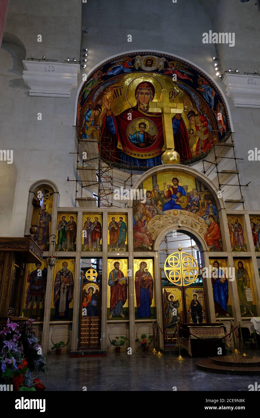 Belgrado / Serbia - 17 de julio de 2019: Interior de la Iglesia de San Marcos (Crkva Svetog Marka), la iglesia ortodoxa serbia situada en el parque Tasmajdan en Belg Foto de stock