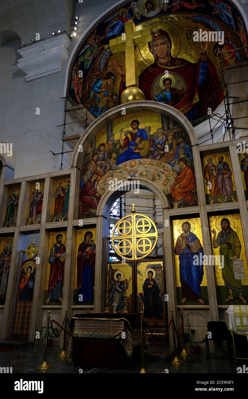 Belgrado / Serbia - 17 de julio de 2019: Interior de la Iglesia de San Marcos (Crkva Svetog Marka), la iglesia ortodoxa serbia situada en el parque Tasmajdan en Belg Foto de stock