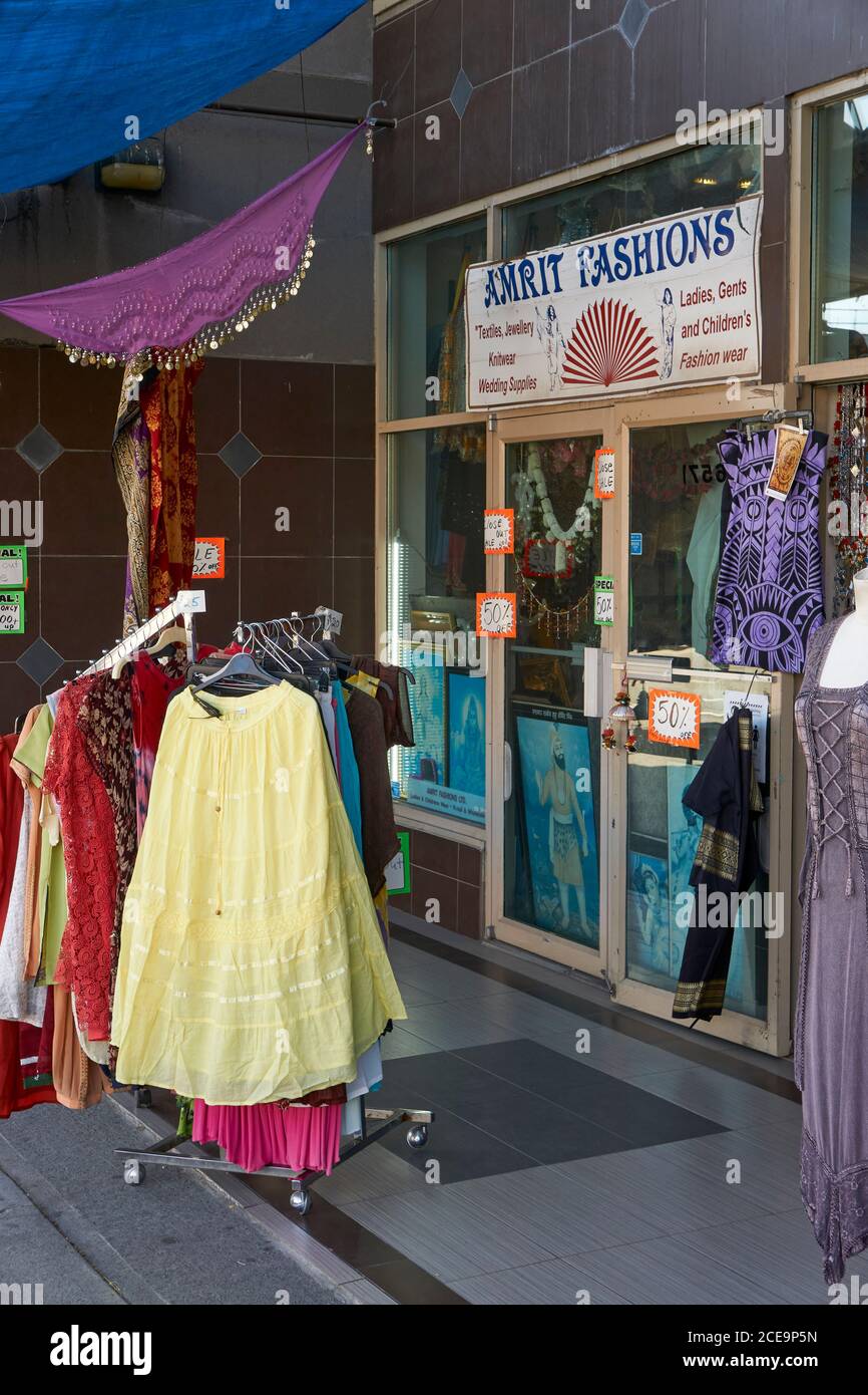 Moda femenina fuera de una tienda de ropa India en el distrito del mercado Punjabi en Main Street, Vancouver, BC, Canadá Foto de stock