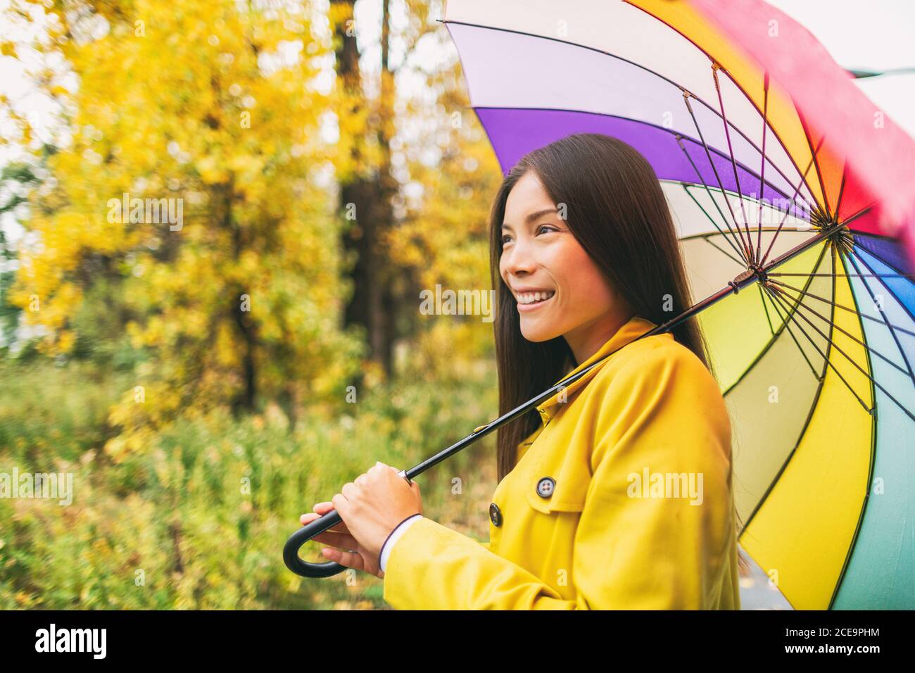 Mujer con paraguas bajo la lluvia fotografías e imágenes de alta resolución  - Página 6 - Alamy