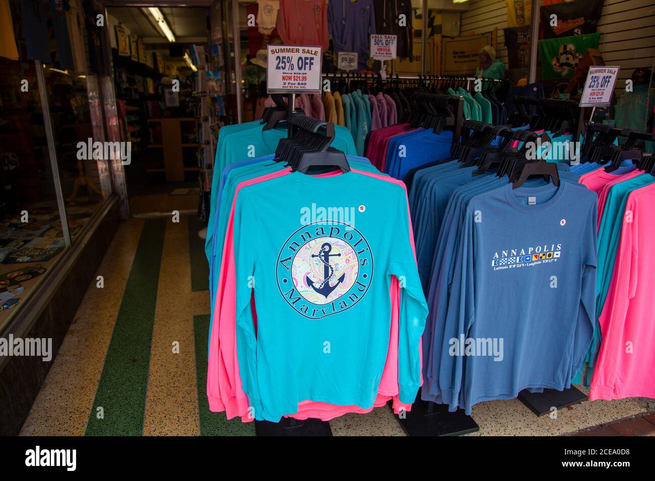 Annapolis, MD 08/21/2020: Una tienda de regalos en Annapolis, capital  turística de Maryland. Varios artículos de ropa con Annapolis y símbolos  relacionados con la marina Fotografía de stock - Alamy