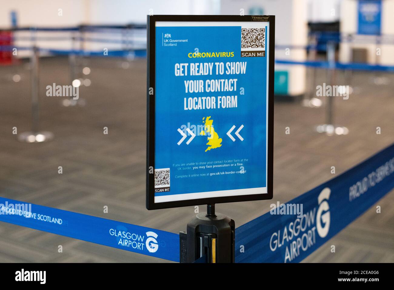 El cartel de control fronterizo de coronavirus en el aeropuerto de Glasgow, Escocia, Reino Unido, recuerda a la gente que entra en el Reino Unido que "prepárese para mostrar su formulario de localización de contactos" Foto de stock