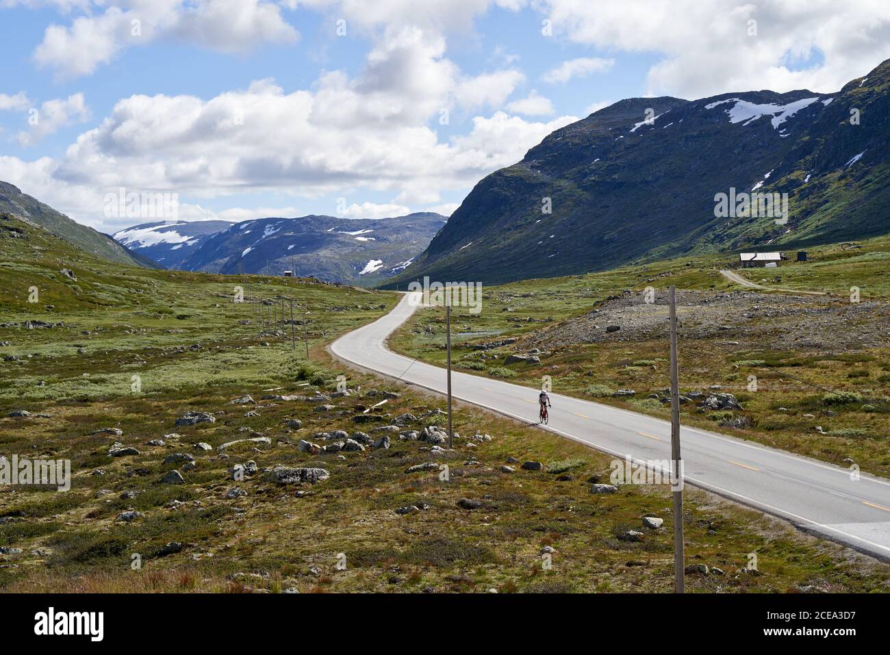 Ciclista en la carretera 52, cerca de Hemsedal, Noruega Foto de stock