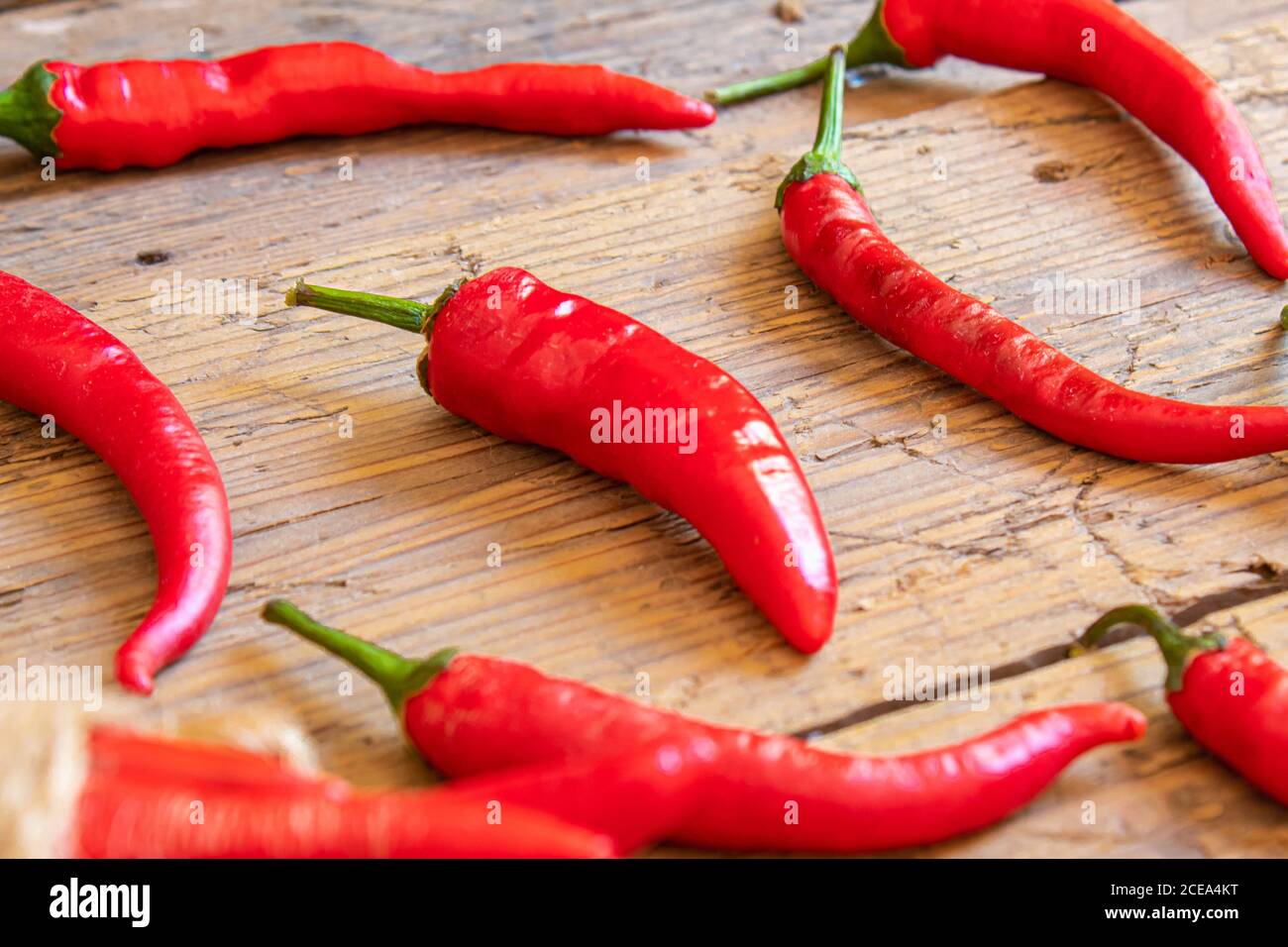chiles picantes sobre fondo de madera. selective focus.nature Foto de stock
