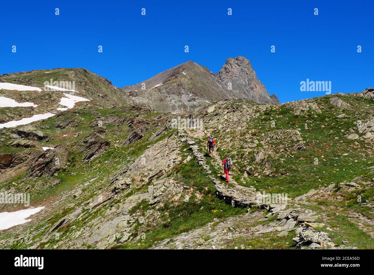 Los montañeros se dirigiran hacia la cumbre de Roc della Niera, Alpes,Italia Foto de stock