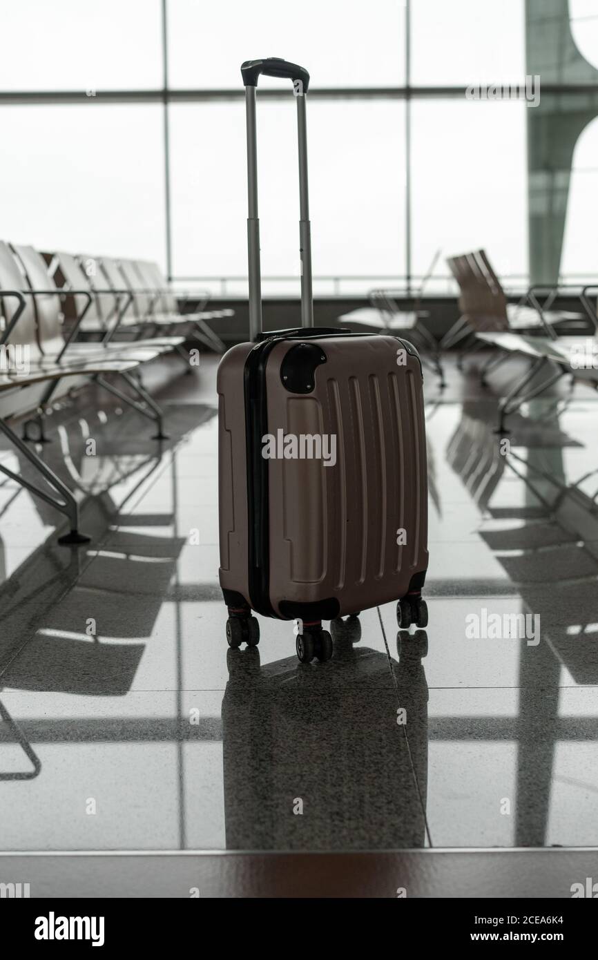 Bolsa de equipaje de plástico con asa entre fila de asientos en el  aeropuerto de Oporto, Portugal Fotografía de stock - Alamy