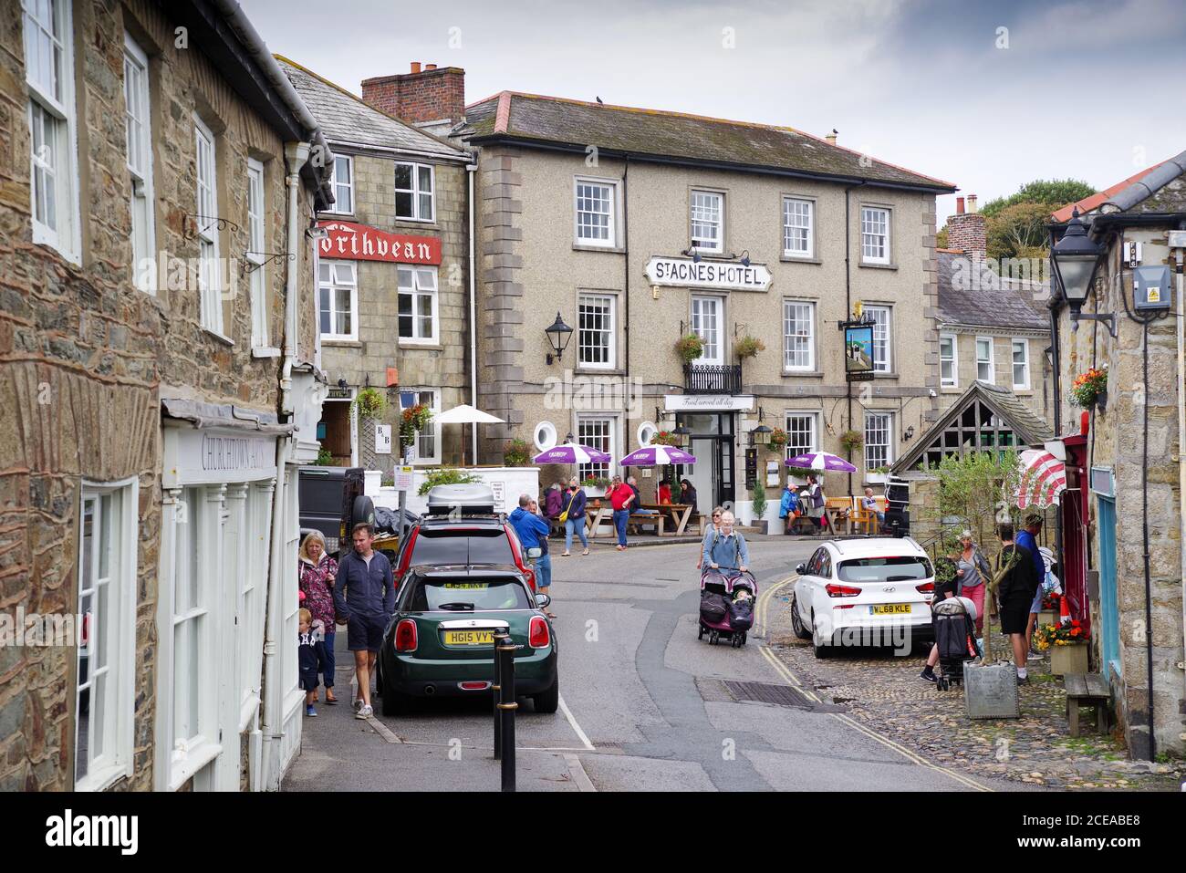 Calle ocupada en el pueblo de St Agnes durante la temporada turística - Cornwall, Reino Unido Foto de stock
