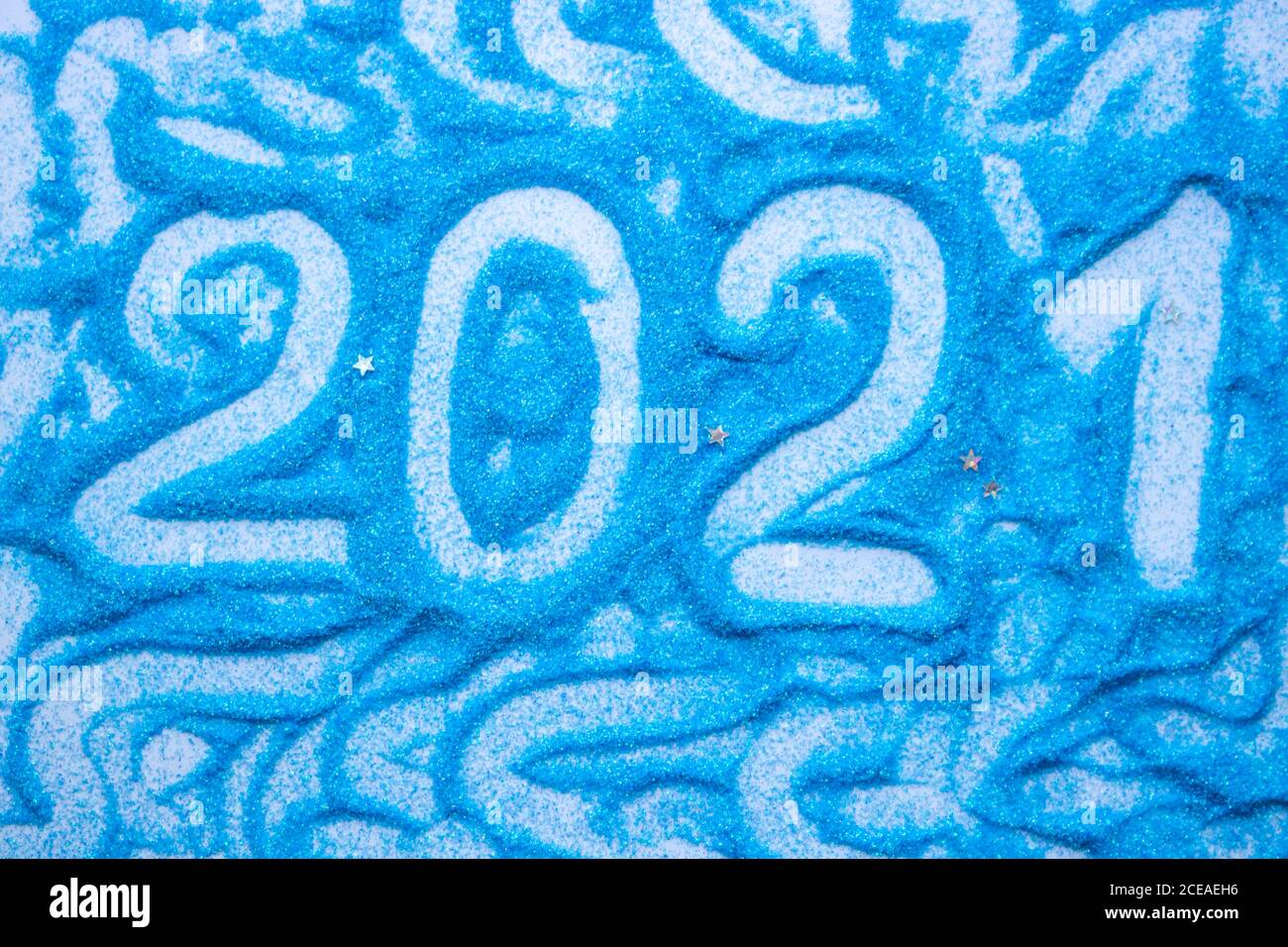 Cartão de feliz ano novo com 2021 números na moldura e bolas de natal azuis  | Vetor Grátis