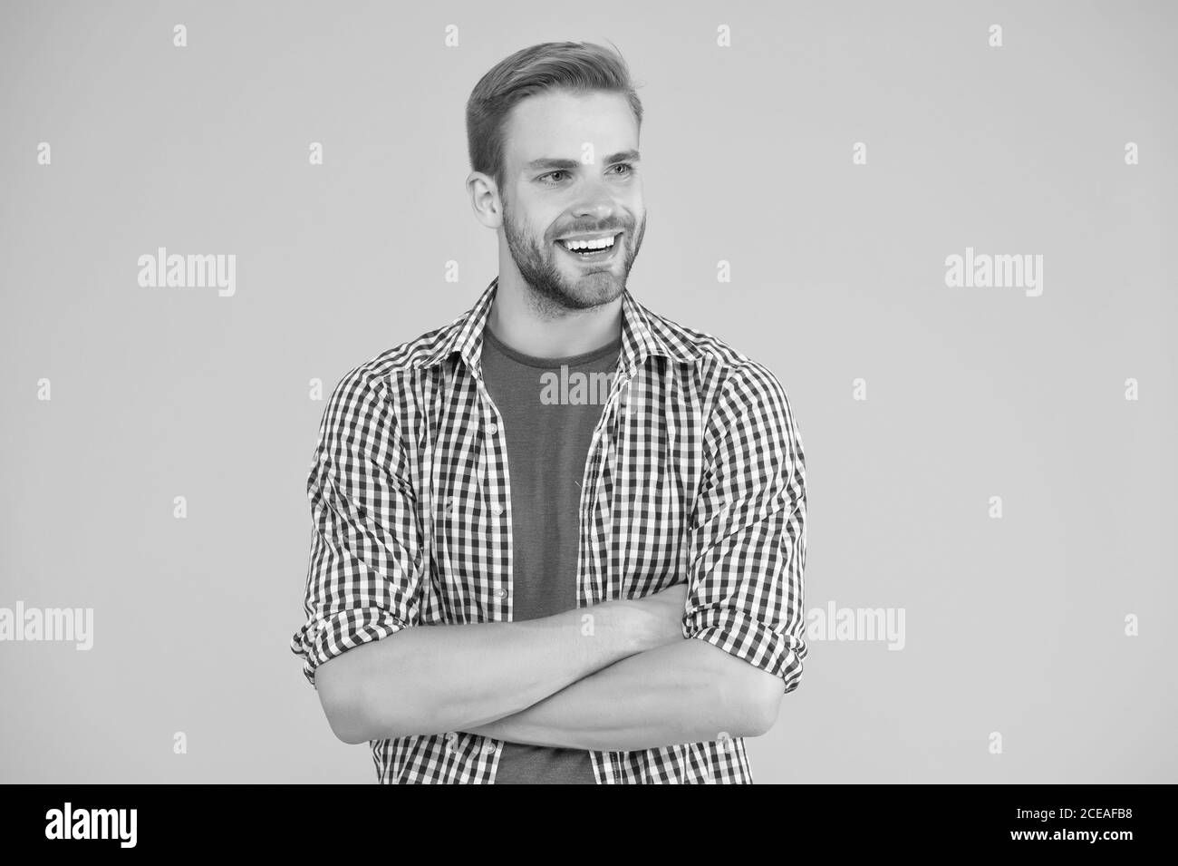 Hombres guapos de brasos crusados Imágenes de stock en blanco y negro -  Alamy