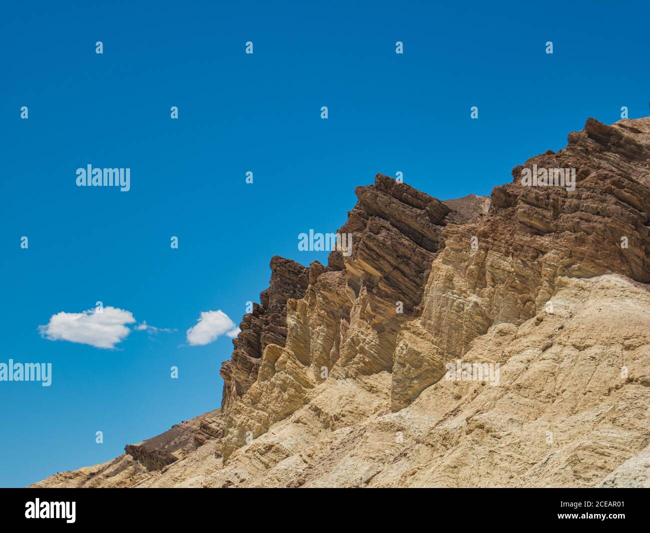Una montaña desnuda de rocas con diferentes colores y formas Foto de stock