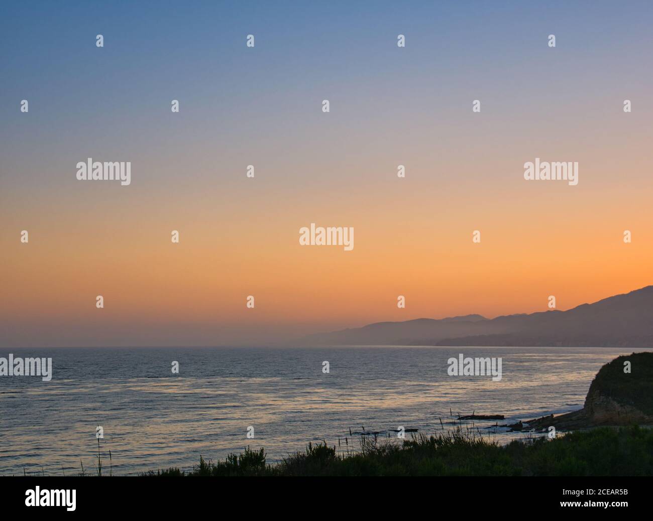 El colorido cielo en California poco después de la puesta de sol Foto de stock