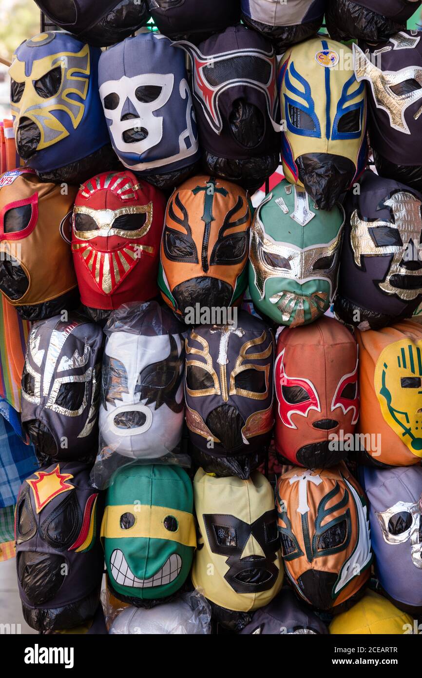 Máscaras de lucha mexicana 'lucha libre' a la venta en la calle de Tijuana,  México Fotografía de stock - Alamy