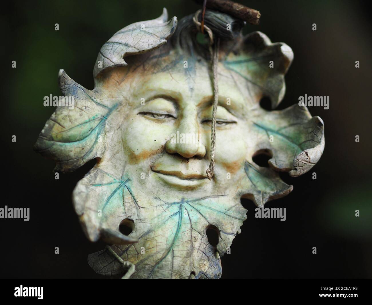 Decoración de hombre verde colgando en el bosque en Badby, Northamptonshire Foto de stock