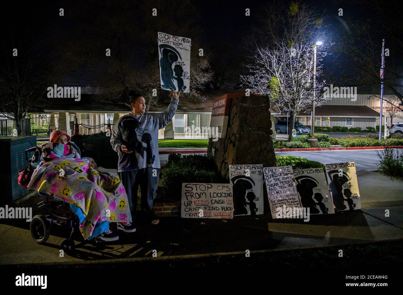 Sacramento, California, Estados Unidos. 14 de febrero de 2020. Felicia  Clark protesta frente a la Casa de acogida de niños de Sacramento con su  hija Felicia Brent-Velásquez, de 18 años, envuelta en