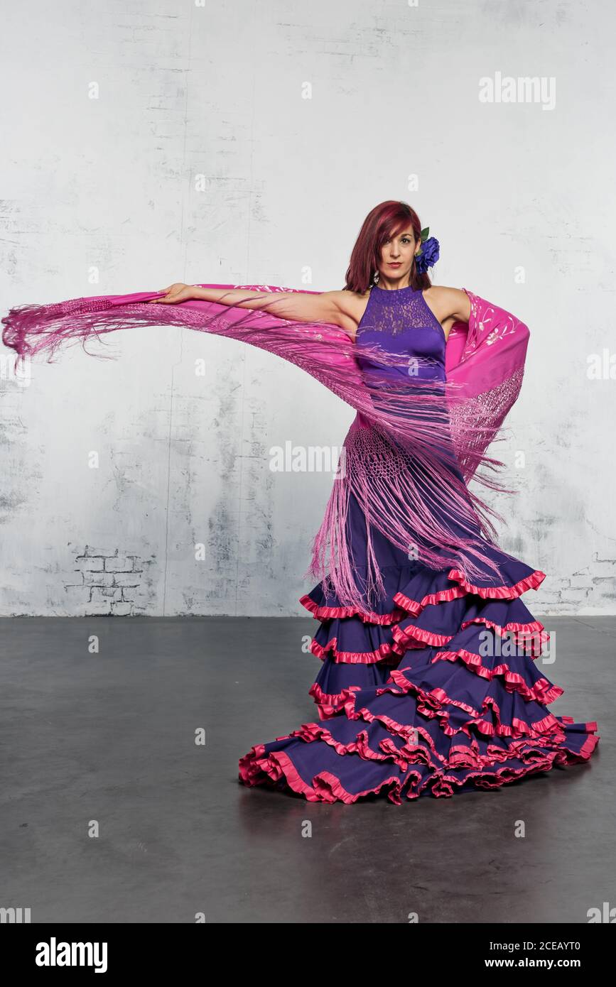 Bailarina flamenca acción con el traje típico de baile español. Alta velocidad y movimiento Fotografía de stock - Alamy