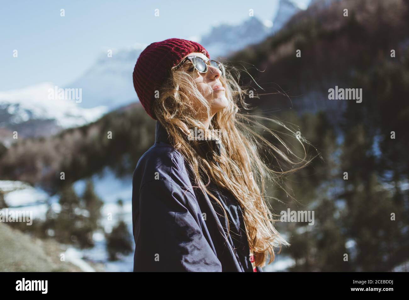 Mujer sonriente vistiendo gafas de esquí Fotografía de stock - Alamy