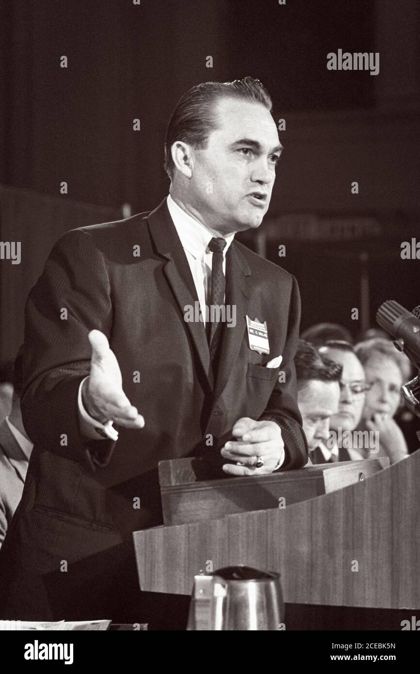 George Wallace, gobernador de Alabama, de pie en el podio, dirigiéndose a una audiencia en la Convención Nacional Democrática en Atlantic City, Nueva Jersey, agosto de 1964. (EE.UU.) Foto de stock