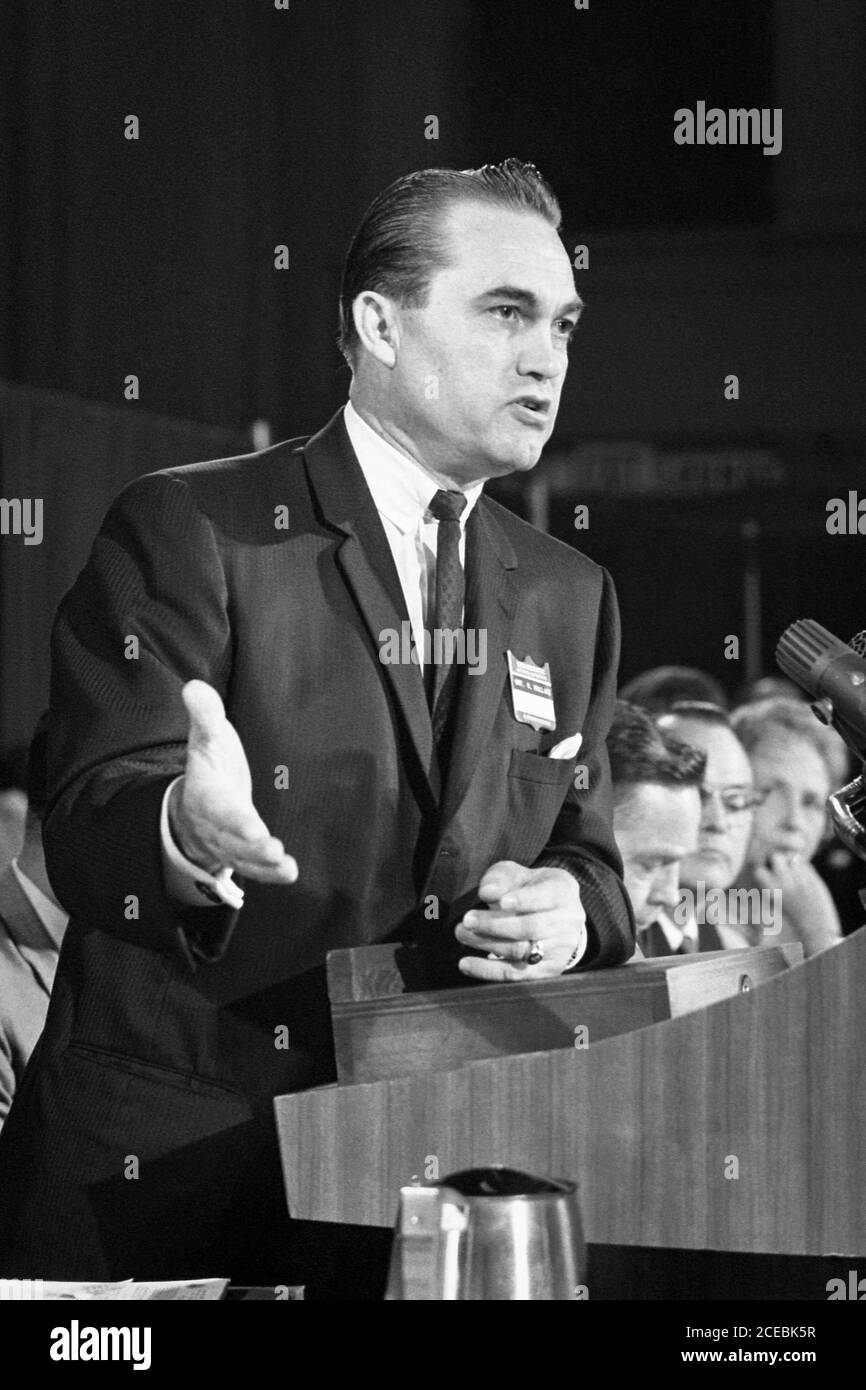 George Wallace, gobernador de Alabama, de pie en el podio, dirigiéndose a una audiencia en la Convención Nacional Democrática en Atlantic City, Nueva Jersey, agosto de 1964. (EE.UU.) Foto de stock