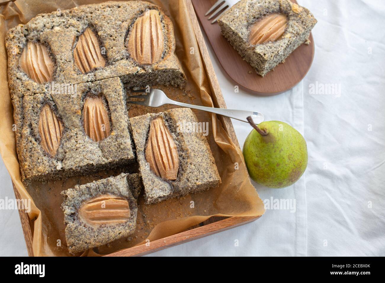 pastel de semillas de amapola con peras Foto de stock