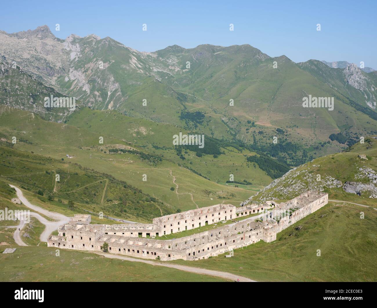 VISTA AÉREA. Anexo del Fuerte Central, una antigua fortificación militar en el Col de Tende. Alpes Marítimos, Francia. Foto de stock