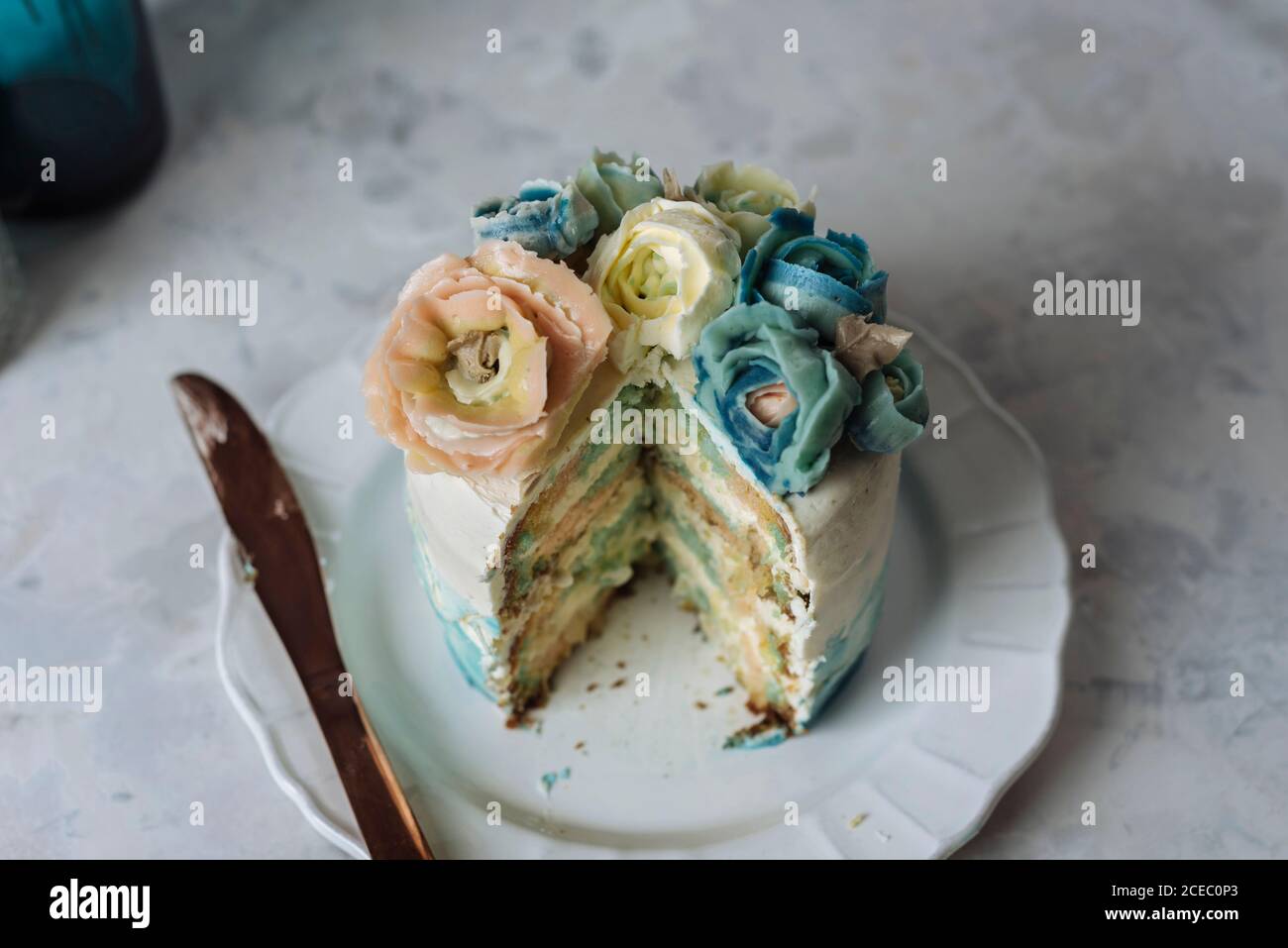Porcion De Pastel De Arco Iris Relleno De Crema De Chantilly Y Decorado Con Flores De Crema De Mantequilla Fotografia De Stock Alamy