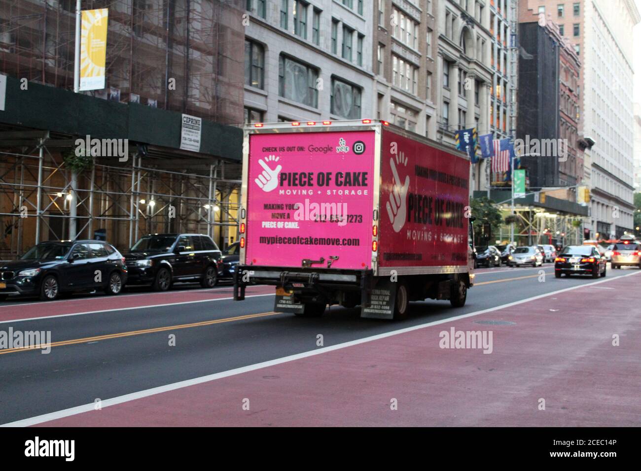 Nueva York, Nueva York, Estados Unidos. 30 de agosto de 2020. A medida que la violencia continúa inflamando Nueva York y los negocios todavía están en un nivel bajo de todos los tiempos, los residentes huyen masivamente de la ciudad y permanentemente. El siniestro vals de ambulancias y vehículos funerarios ha dado paso a innumerables camiones móviles como este vehículo de Marca rosa que se acelera a través de Manhattan. Este exocus que comenzó en mayo ha crecido a proporciones asombrosas durante el verano. Los movers están abrumados, algunos ya no pueden responder a las solicitudes que han aumentado hasta un 70%, especialmente cuando se trata de viajes fuera del estado, como Florida. (Imagen de crédito: © Foto de stock