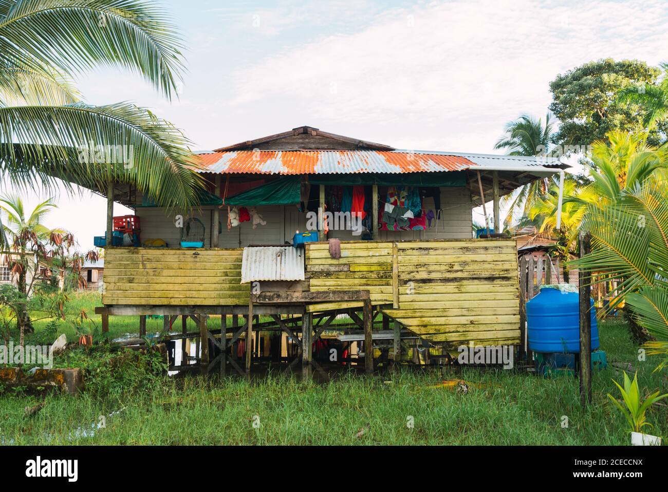 Exterior de pequeñas casas de colores en el campo tropical de las islas  Bocas del Toro, Panamá Fotografía de stock - Alamy