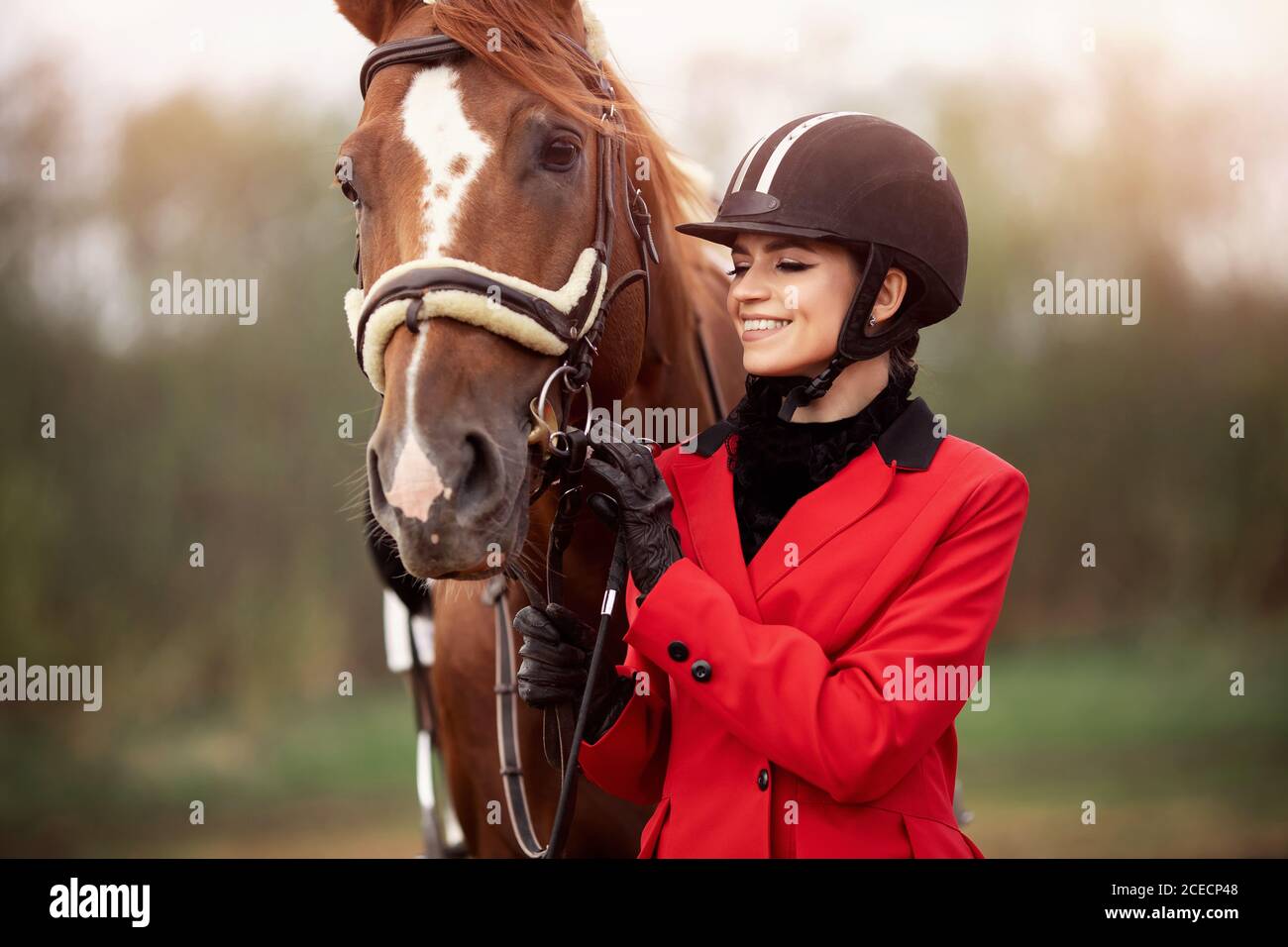 Retrato Jockey jinete jinete jinete jinete jinete jinete con caballo marrón, concepto de publicidad escuela club ecuestre Foto de stock