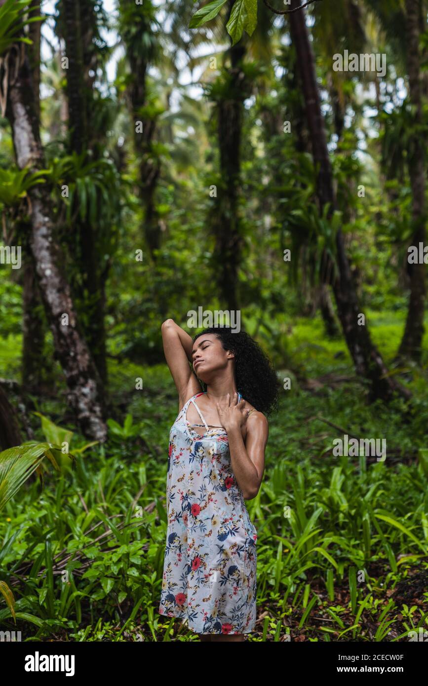 Señorita vestiada entre el bosque tropical Fotografía de stock - Alamy