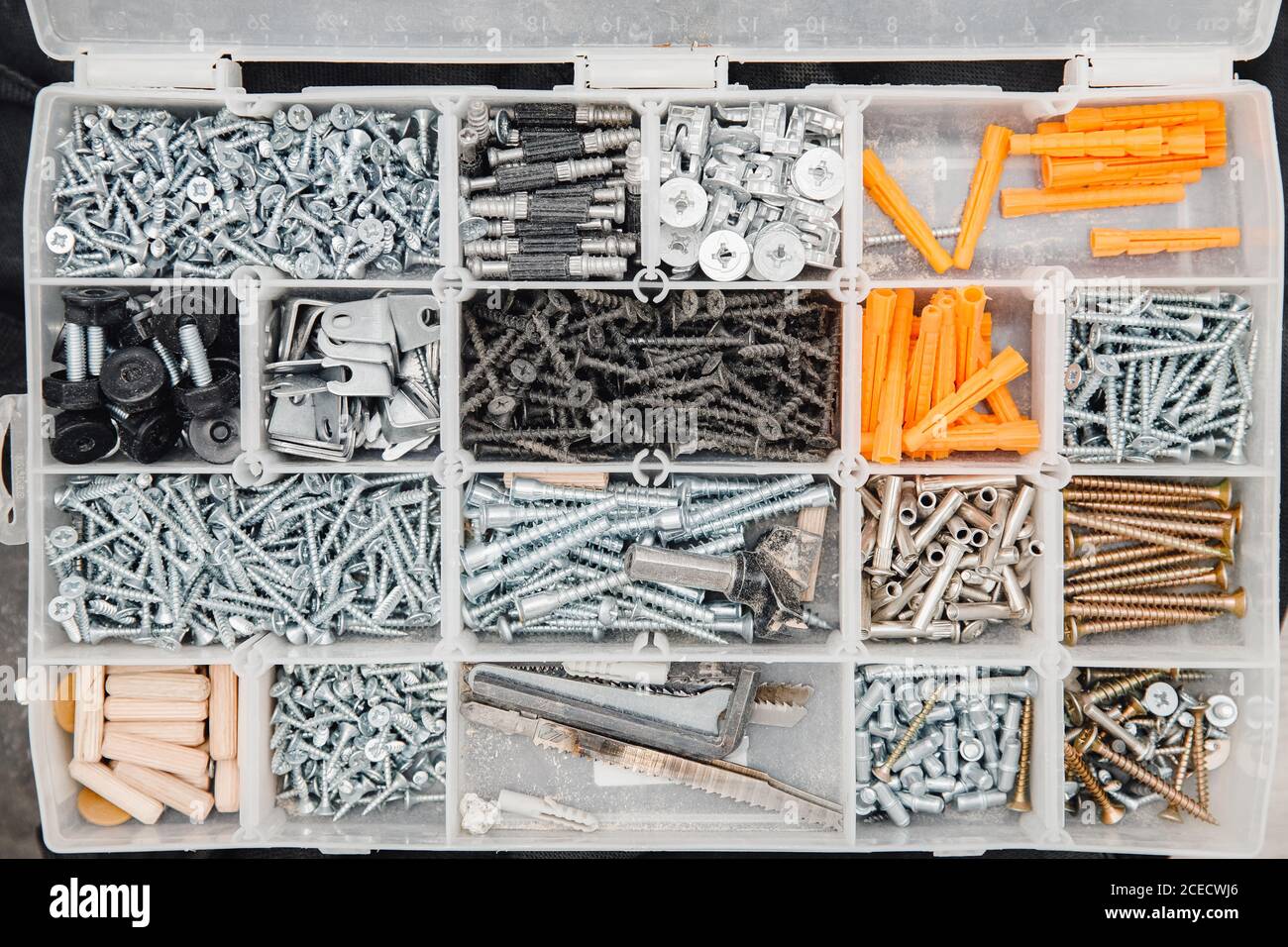 Caja con pequeños objetos de construcción. Set metal caja de herramientas  de tornillos, anclajes, clavos, pernos Fotografía de stock - Alamy