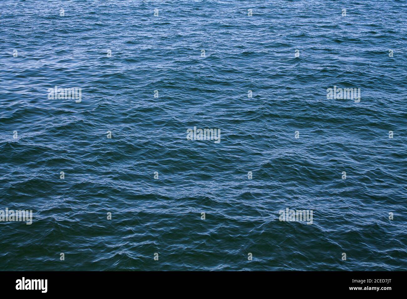 Textura agua de mar con casi sin olas. Foto de stock