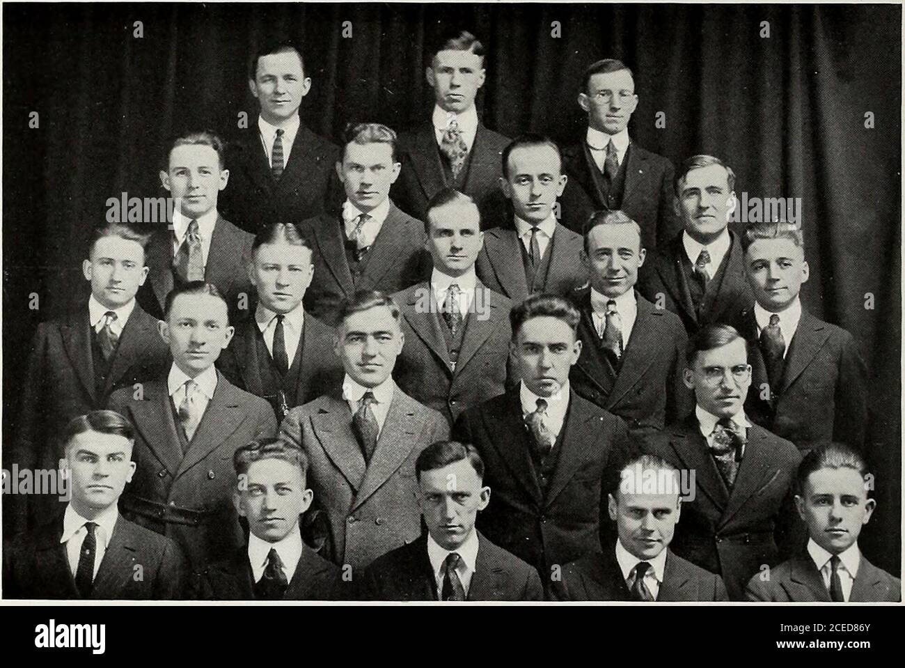 . Purdue escombros. J. E. MavitvC. T. OboldG. W PilcherE. C. Schroyer V. N. StevensonE. .I. VanWinkle. M. Waterbury C. U. GramelspacherMa.x Markley 1922 clase W. J. Bartholomew C. R. FayR. V. Forti i i i i i ?{ox 1 > ( •Vol h : Page Thrrc ciento cincuenta Hinc m y s i PI i V. i I. L. BaldwinL. B. DoyleF. C. GaylordC. F. GobbleL. Greene Buford Mackey Smith Badger Bugh Gordner Powell Dougherty Williams Inskeep Brown Oberlin Clark Thomas Mitchell Roberts Mead Leonard Roberts Hofpotd Fisher Alpha Zeta fundada en la Universidad Estatal de Ohio, 1897 CAPÍTULO PURDUE establecido en Purdue, 1908 CAPÍTULO ROLL S Foto de stock