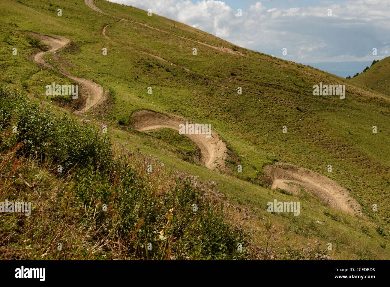 Desafiante ruta en bicicleta en la cima de Berneuse, Suiza Foto de stock
