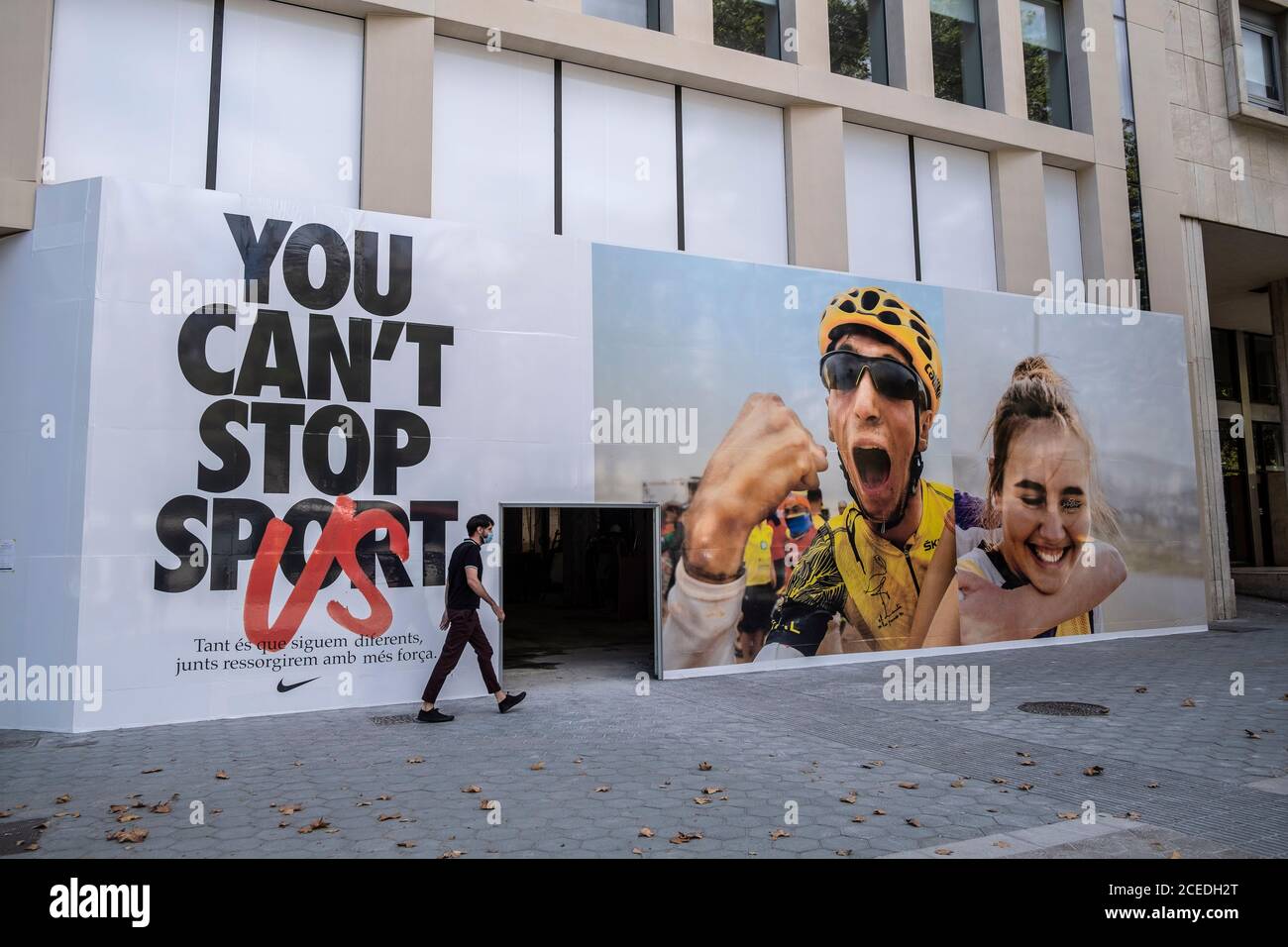 Barcelona, España. 31 de agosto de 2020. La nueva campaña publicitaria de  Nike se ve en un local comercial en construcción en Passeig de  Gràcia.Agosto termina con el mayor número de locales
