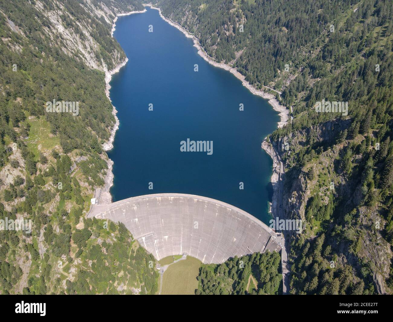 La presa de Sambuco en el valle de Maggia en el suizo alpes Foto de stock