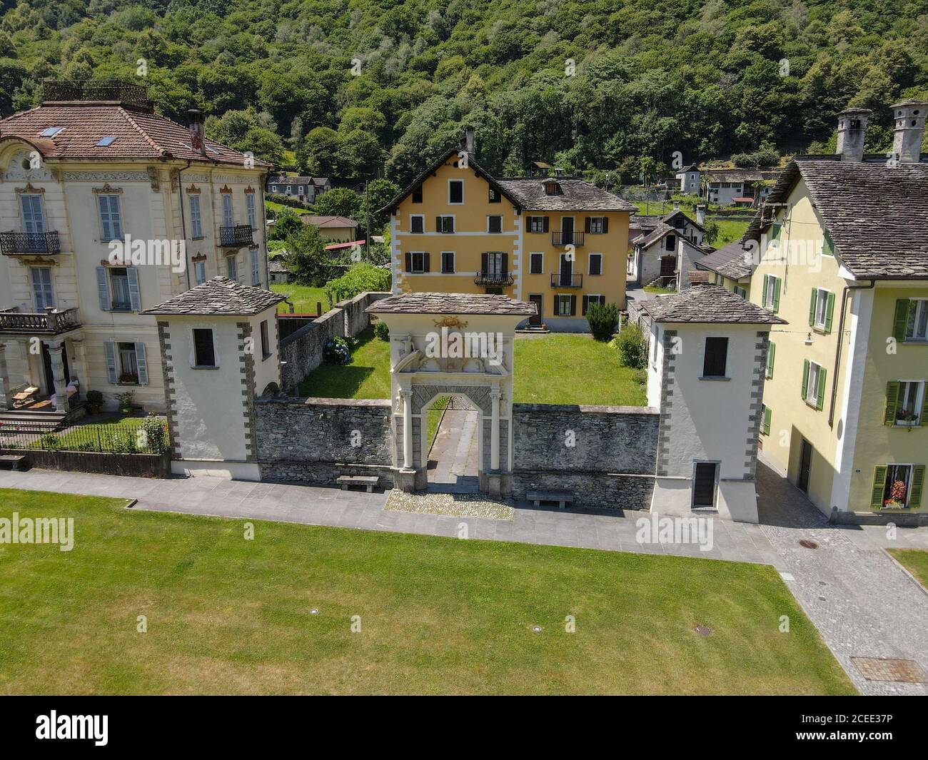 Cevio, Suiza - 8 de julio de 2020: El pueblo de Cevio en el valle de Maggia en la parte italiana de Suiza Foto de stock