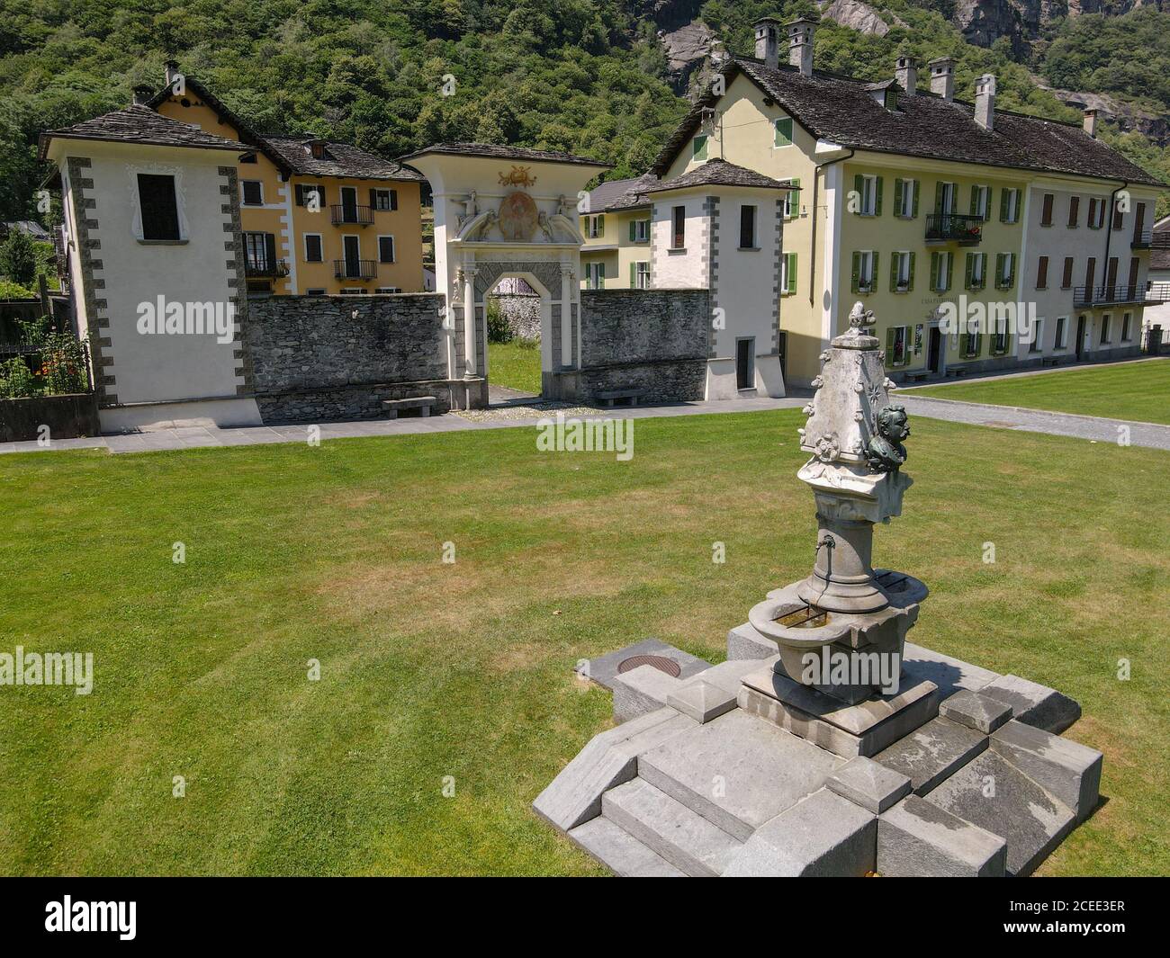 Cevio, Suiza - 8 de julio de 2020: El pueblo de Cevio en el valle de Maggia en la parte italiana de Suiza Foto de stock