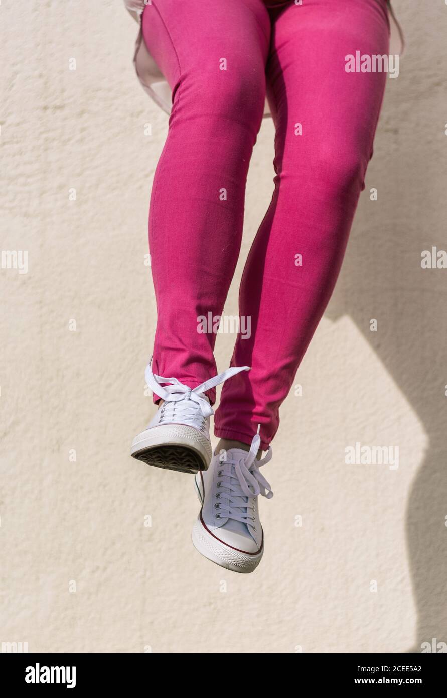 Mujer con zapatos de lona y jeans rosas, moda ideal para los días de primavera de - Alamy