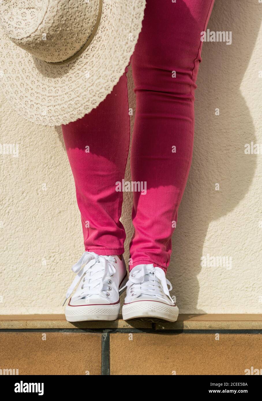 Mujer con zapatos de lona y jeans rosas, moda ideal para los días de  primavera y verano Fotografía de stock - Alamy