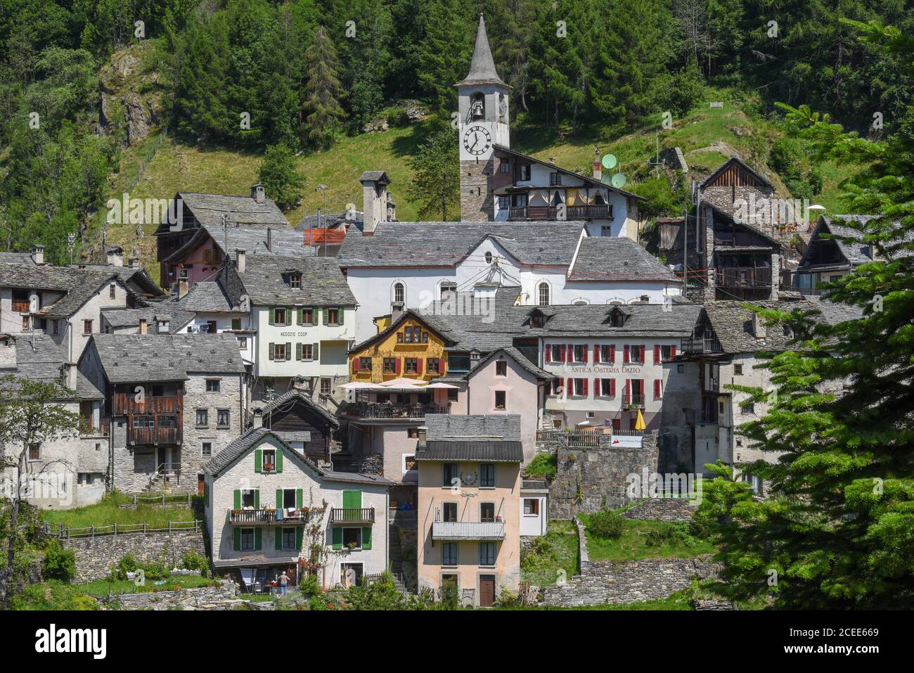 Fusio, Suiza - 8 de julio de 2020: El pueblo de Fusio en el valle de Maggia en la parte italiana de Suiza Foto de stock