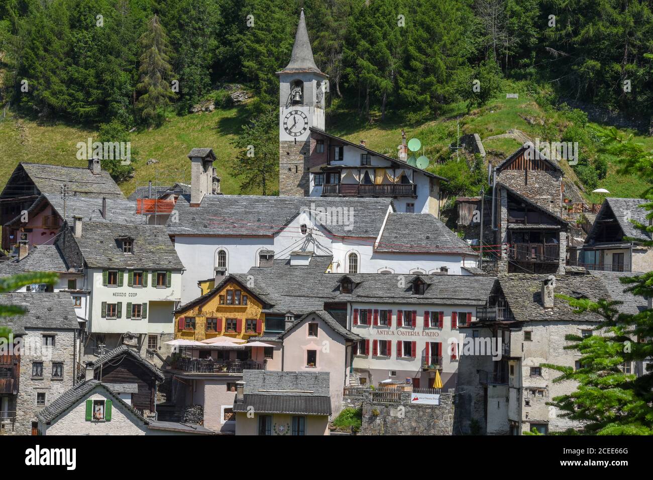 Fusio, Suiza - 8 de julio de 2020: El pueblo de Fusio en el valle de Maggia en la parte italiana de Suiza Foto de stock