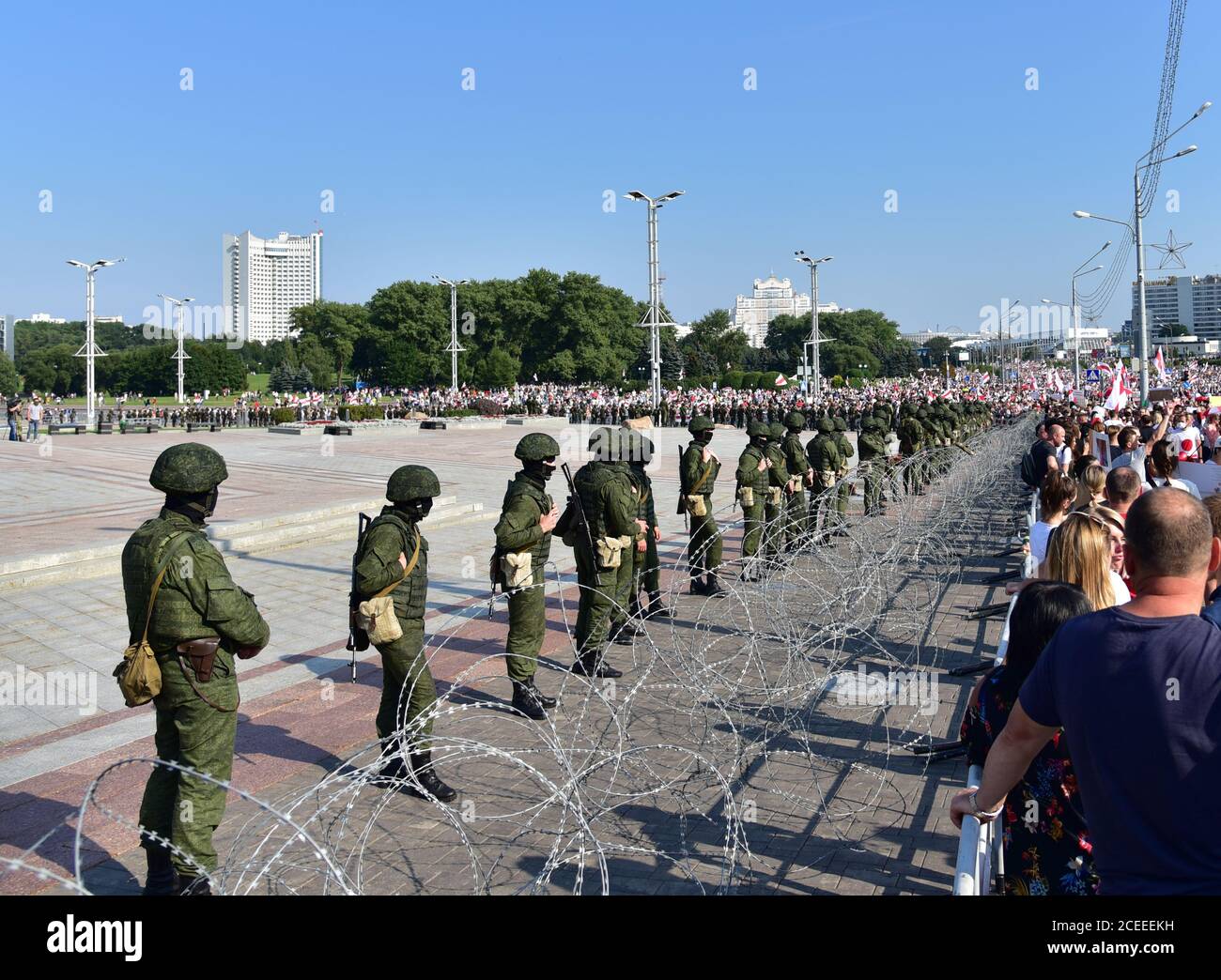 Las protestas masivas se concentran en la estela 'Minsk' contra el resultado de las elecciones y la violencia policial. El ejército bloquea las calles con alambre de púas. MINSK, BIELORRUSIA - AUGUS Foto de stock